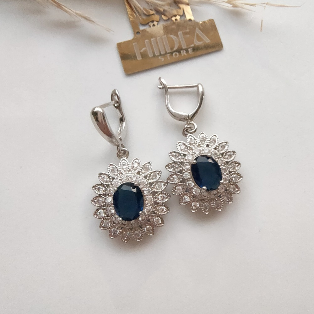 حلق وردة بحجر أزرق